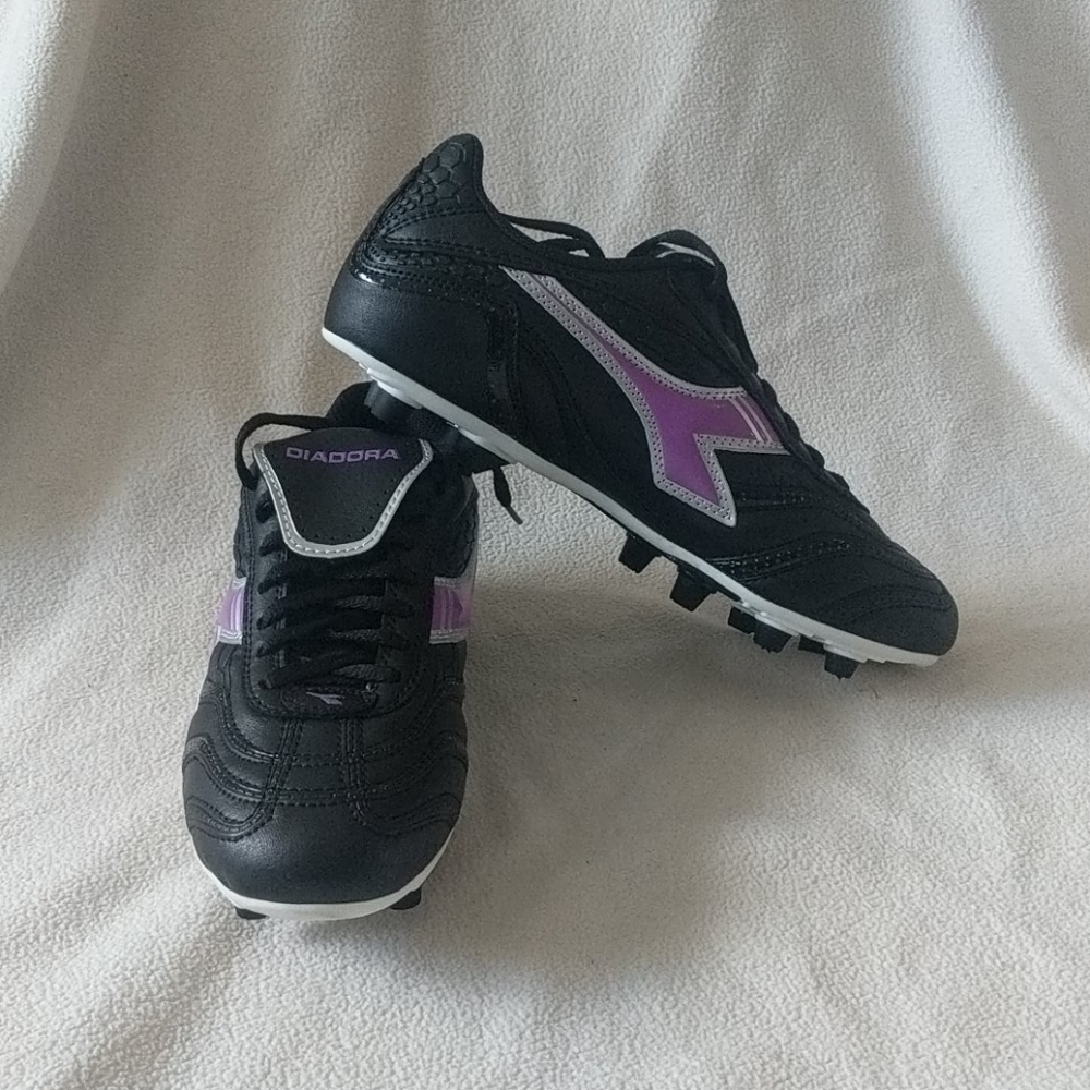 Women's soccer cleats
